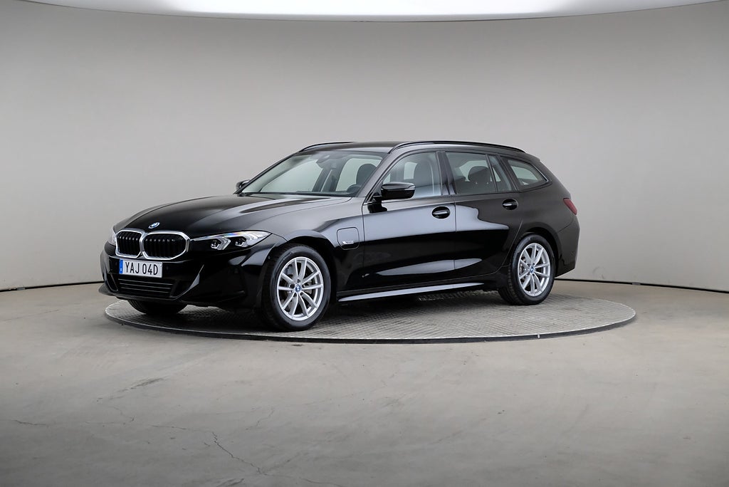 BMW 330e 3 xDrive Touring 292hk Drag