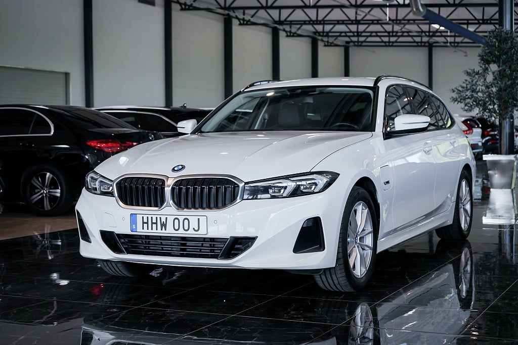 BMW 330e xDrive Touring Steptronic 292hk AWD Dragkrok 