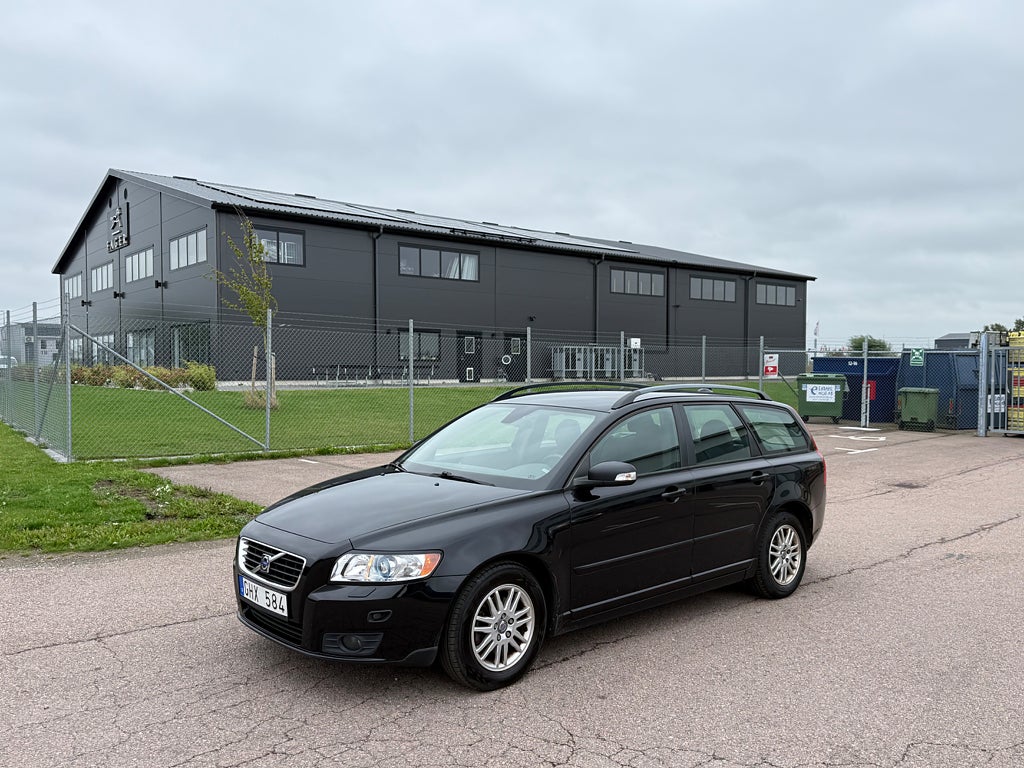 Volvo V50 Volvo V50 / / 2 Brukare / / Ny servad Års skatt 1086
