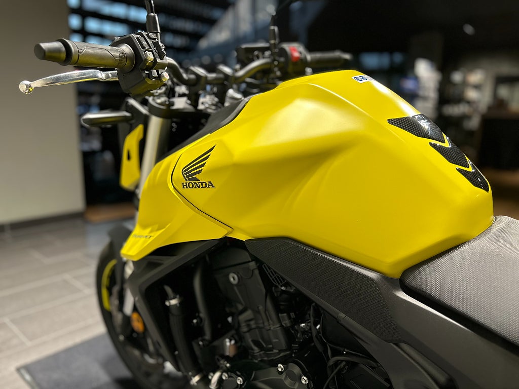 Honda CB750 Hornet / Helsystem/ Handtagsvärme /Quickshifter /Räntefri
