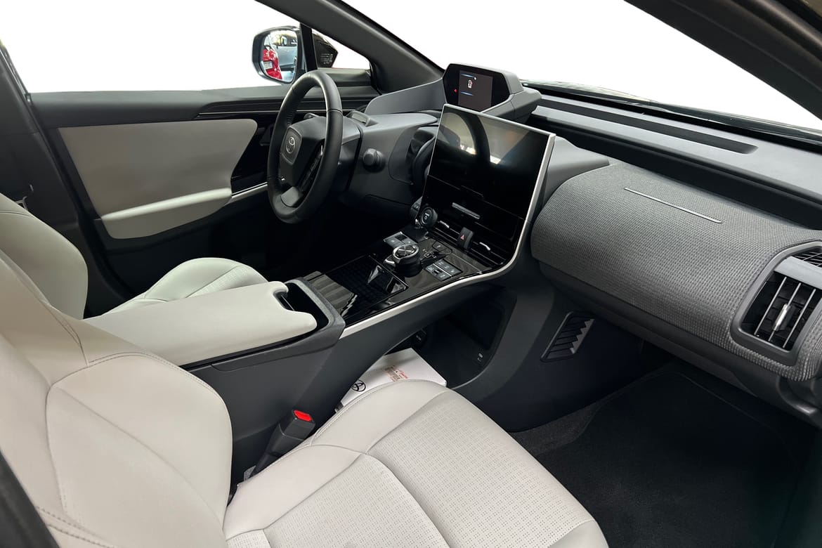Toyota bZ4X Executive AWD-Nyservad 2024, bild 6/50