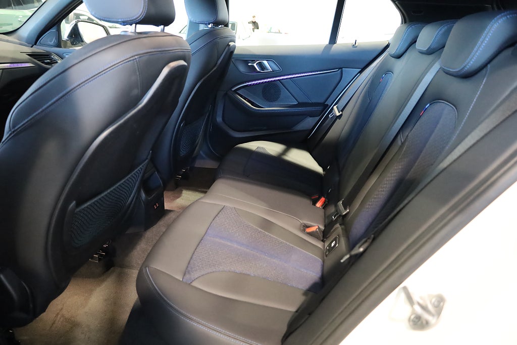 BMW 118I Steptronic M Sport Navi PDC CarPlay Rattvärme Laptimer 2022