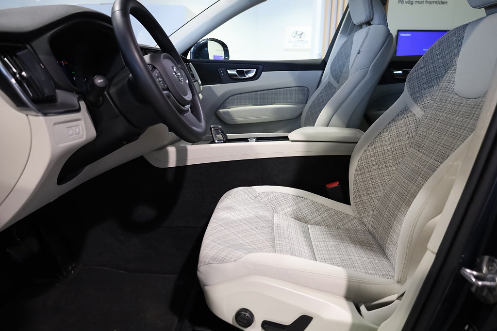 Volvo XC60 Recharge T6 350hk AWD Core Bright Pano Drag Leasbar 2023