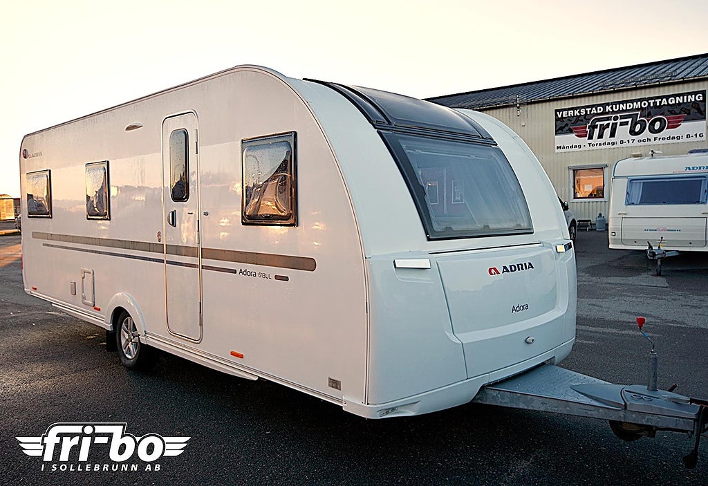 Adria 613 UL Adora, Långbäddar