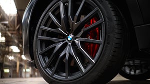 BMW X5 och X6 med Black Vermilion. Foto: BMW