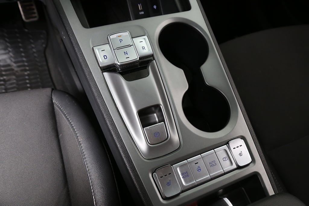 Hyundai Kona 64 kWh Essential 204hk Två-tons Lack Drag Nybilsgaranti 2022
