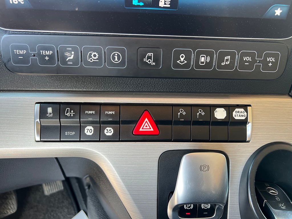 Mercedes-Benz Arocs 3251 Tridem Lastväxlare, Fullt Plogutrustad
