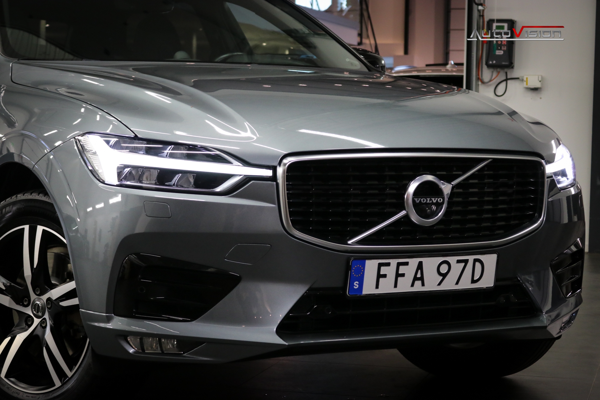 Volvo XC60 B5 AWD 235hk R-Design B&W 2020, kuva 4/10