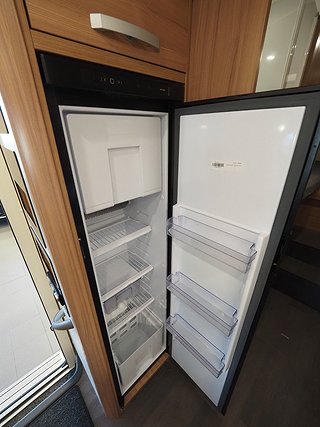 Husbil-halvintegrerad Adria Coral 670 DL Axess 12 av 19
