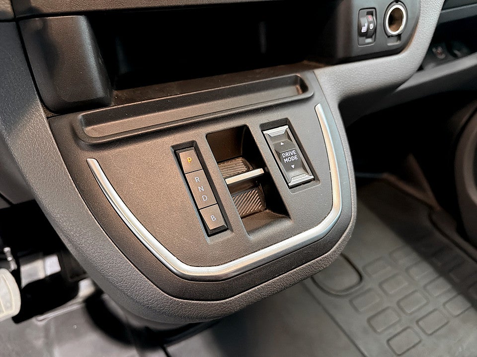 Bild på Peugeot e-Expert PRO+ 75kWh 136hk Aut L2 B-KAMERA NAVI