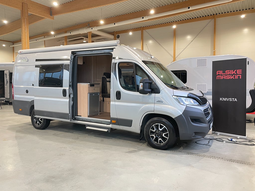 Pössl Roadcar 640 / L-bädd / Automat / B-kort / Solcell / 