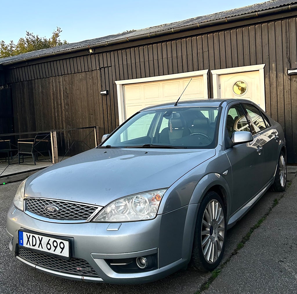 Ford Mondeo ST220 Hatchback