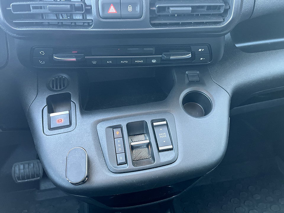 Bild på Peugeot e-Partner L2 PRO+ 50kWh CARPLAY NAVI FARTHÅLLARE