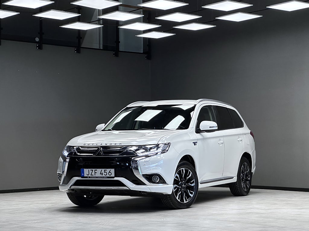 Mitsubishi Outlander PHEV CVT Comfort / B-kamera / Drag / Carplay
