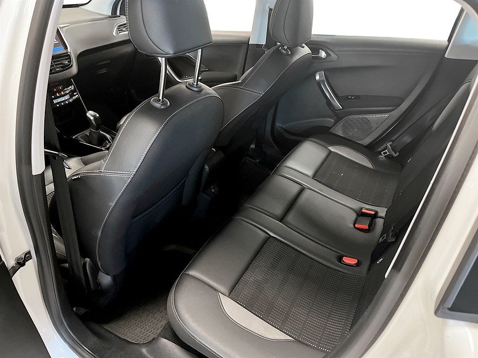 Bild på Peugeot 2008 Allure 1.2 PT 82hk - B-KAMERA, CARPLAY