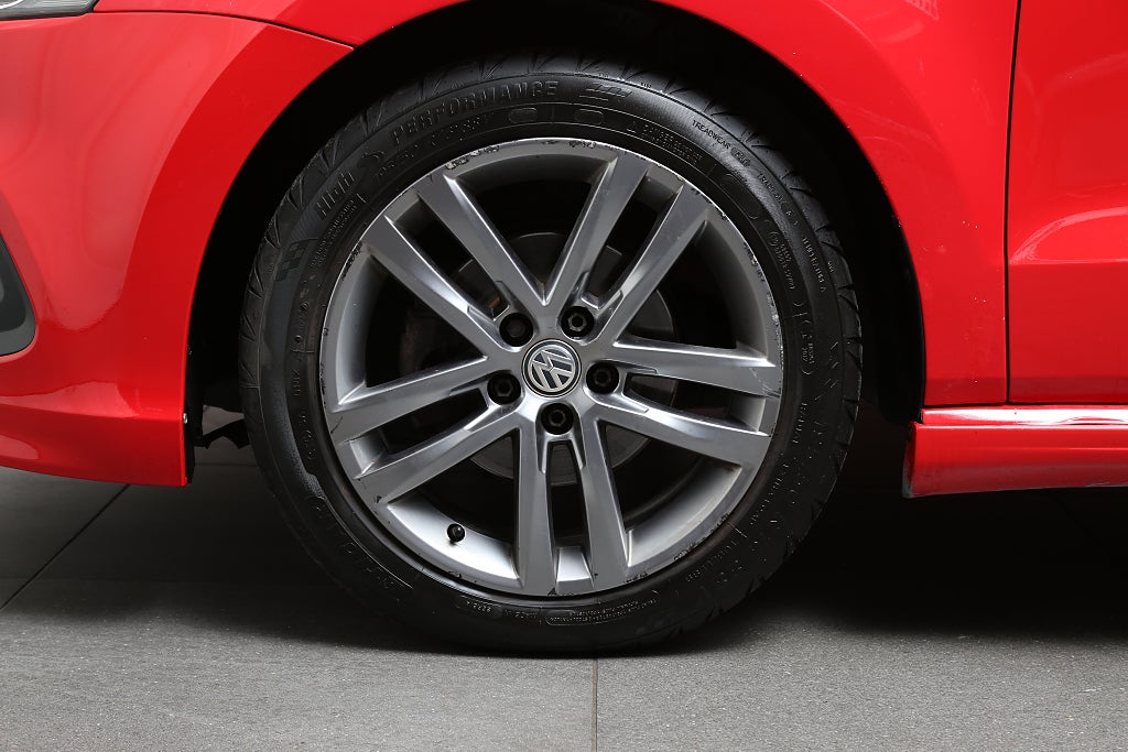 Volkswagen Polo 1,2 TSI 90hk R-Line 5D Motorvärmare 2017