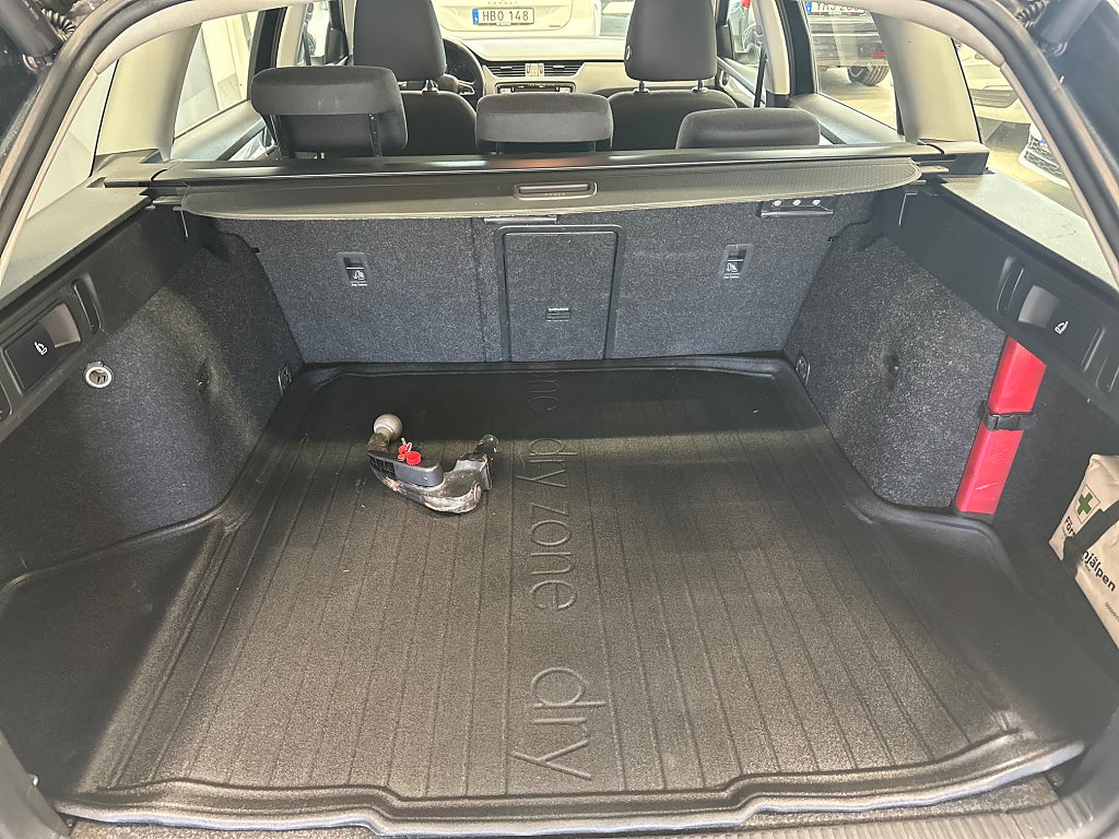 Skoda Octavia Kombi 1.0 TSI 4,99% Ambition/Dragkrok/Fjärr-Värm/Farth
