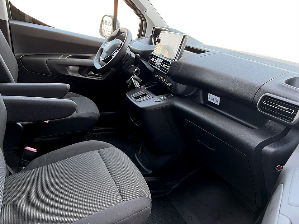 Bild på Peugeot Partner Crew Cab130hk AT8 - EDITION! SERVICE & V-HJUL INGÅR!