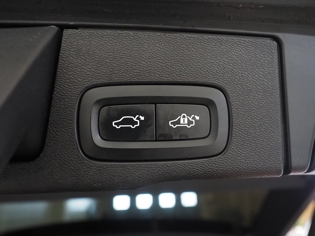Volvo XC60 Recharge T6 AWD Inscription Pano Drag VOC Kamera Läder 2021