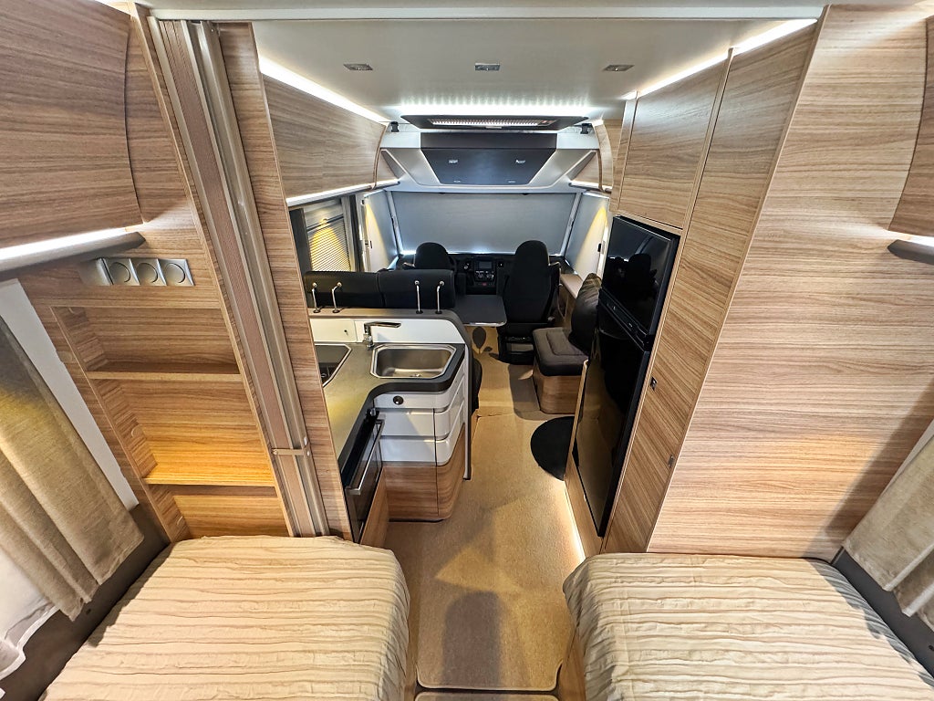 Adria Sonic I 700 SLT Enkelsängar Toa bak 4400 kg
