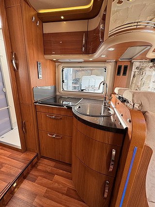 Husbil-integrerad Hymer Eriba 773 IVECO 170HK AUT 7 av 26