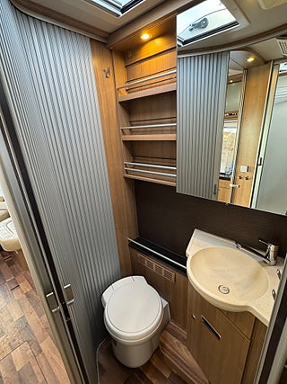 Husbil-integrerad Hymer B 678 ED-S 3.0 177HK AUT,  Långbädd & hyttsäng! ALDE! 13 av 21