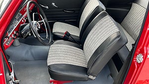 Volvon stod i en torr-lada i 35 år innan den totalrenoverades. Foto: Bilweb Auctions