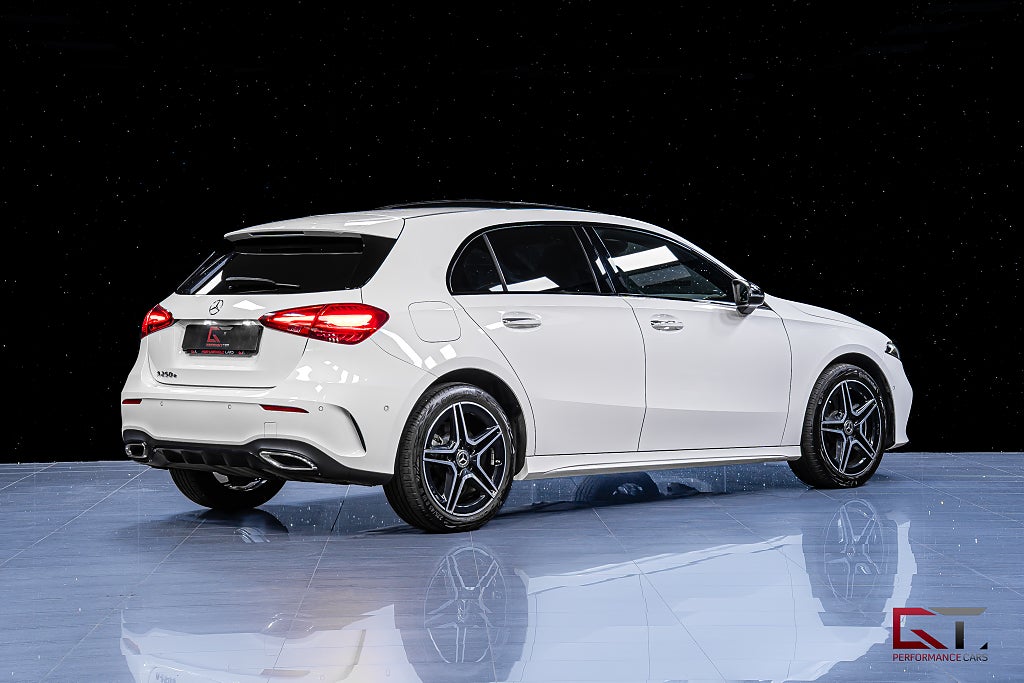 Mercedes-Benz A 250 e AMG Line Pano Vinterpaket Kamera Nightpackage