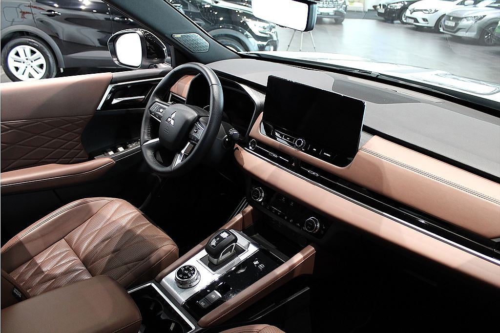 Bild på Mitsubishi Outlander Instyle Plug-In Serviceavtal & V-hjul*