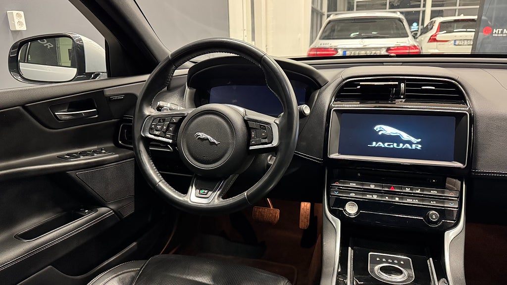Jaguar XE 20t R-Sport/ 4.99%/Värmare/Backkamera/Taklucka/Cockpit