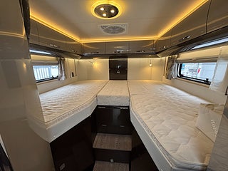 Husbil-halvintegrerad Hobby Optima Premium T 75 HGE 150 HK AUTOMAT! Långbäddar & Taksäng! 10 av 22