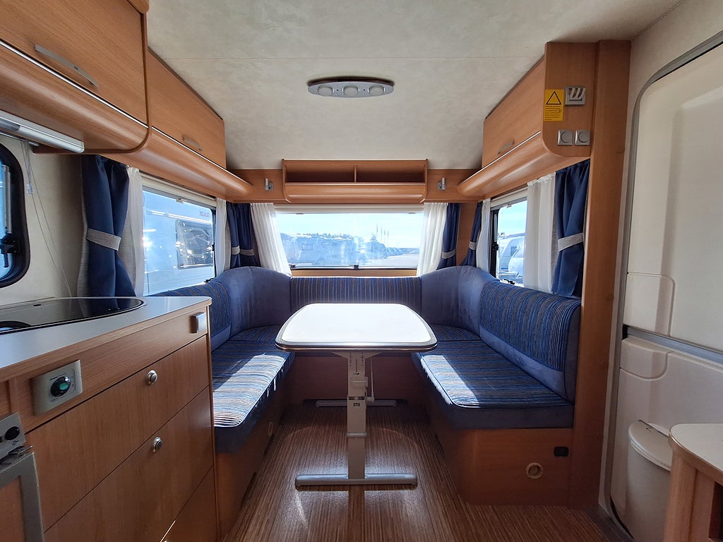 Adria Altea 512 UP Dubbelbädd, Solcell