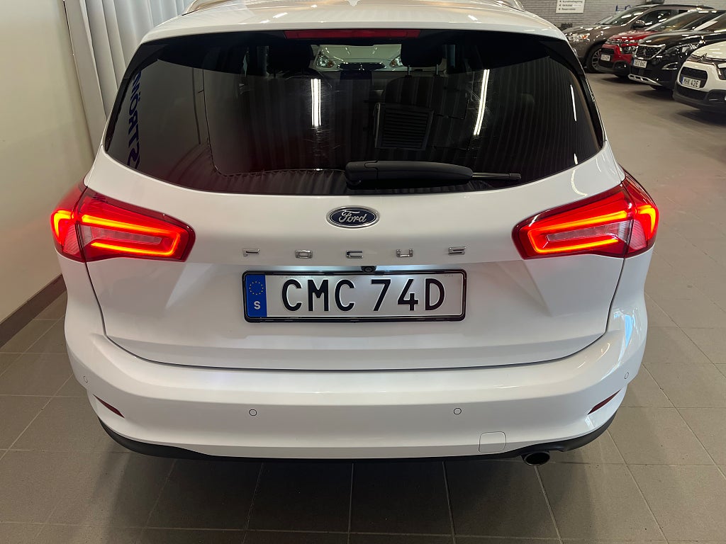 Ford Focus Kombi 1.0 EcoBoost Titanium Motorvärmare Vinterhjul  thumbnail