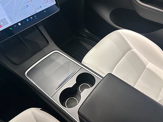 Tesla Model Y Long Range AWD 514hk/MOMS/Pano/Navi/M-värmare