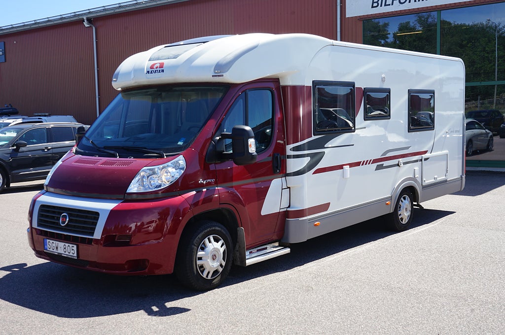 Adria Mobil Coral S 670 SLT Scandinavian Edition 131 hk 4.99% Ränta