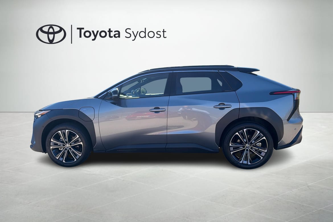 Toyota bZ4X AWD Executive dragkrok 2025, photo 4/10