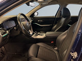 BMW 330e Sport line 360°kamera HuD Rattvärme Navigation S&V-däck – bild 7