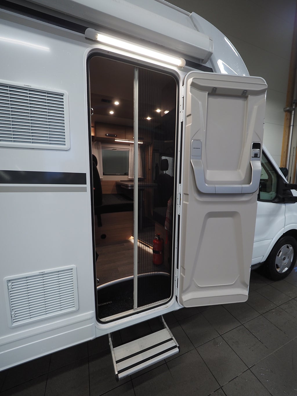 Weinsberg CaraSuite 700MEG 165hk I AUT I 3500kg I MOMS I Solcell I Backkam