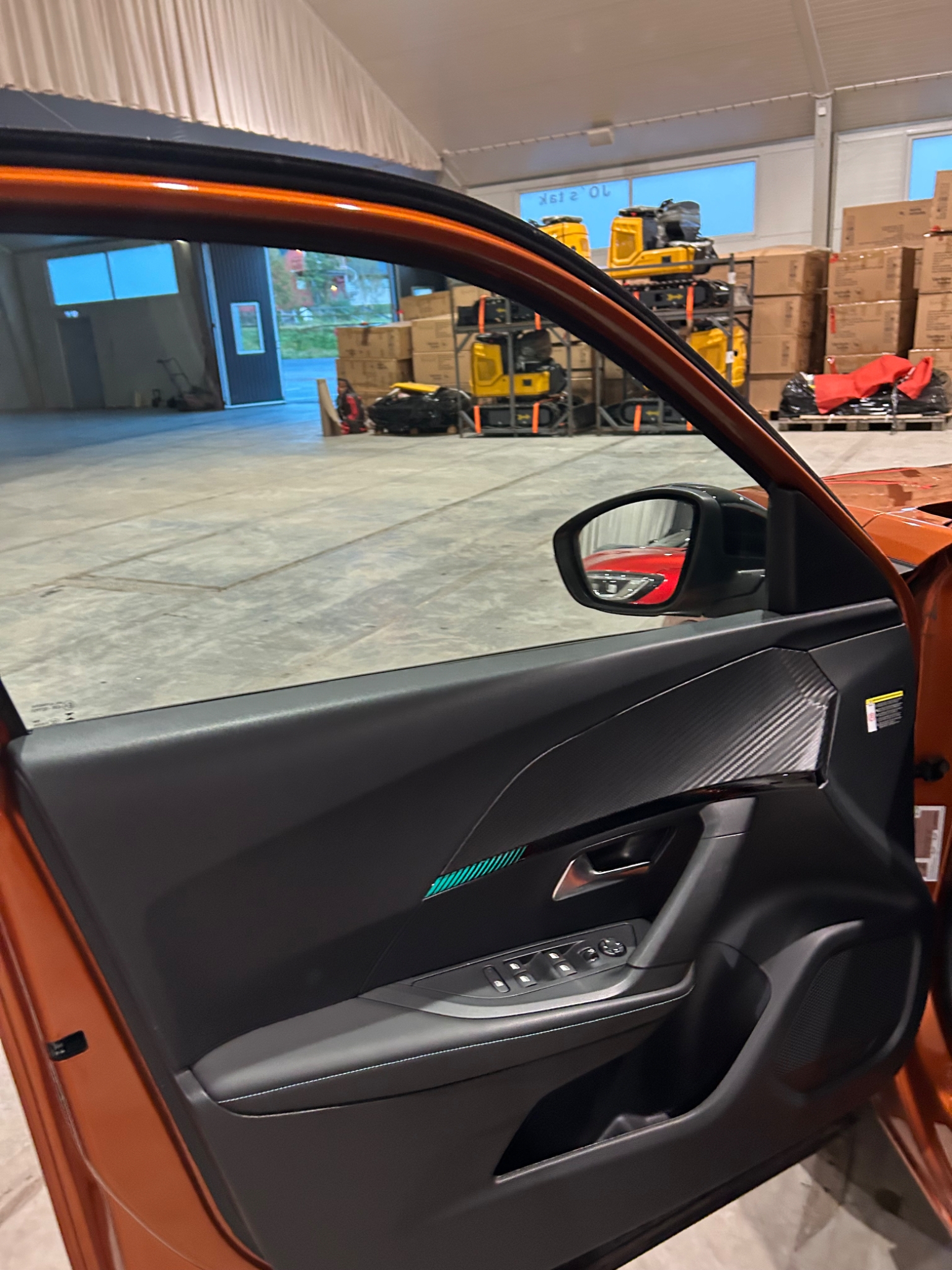 Peugeot 2008 1.2 PureTech 130 Automat 2023, bild 6/37