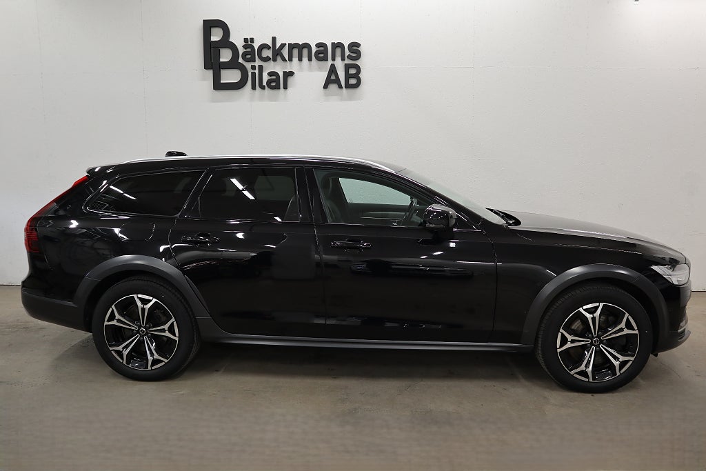 Volvo V90 Cross Country B4 AWD Auto Momentum Drag Skinn Värmare 360 Kamera Navi
