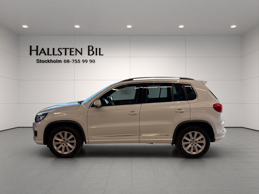 Volkswagen Tiguan 2.0 TDI Aut 4M R-line Värmare Panorama Drag Svensksåld