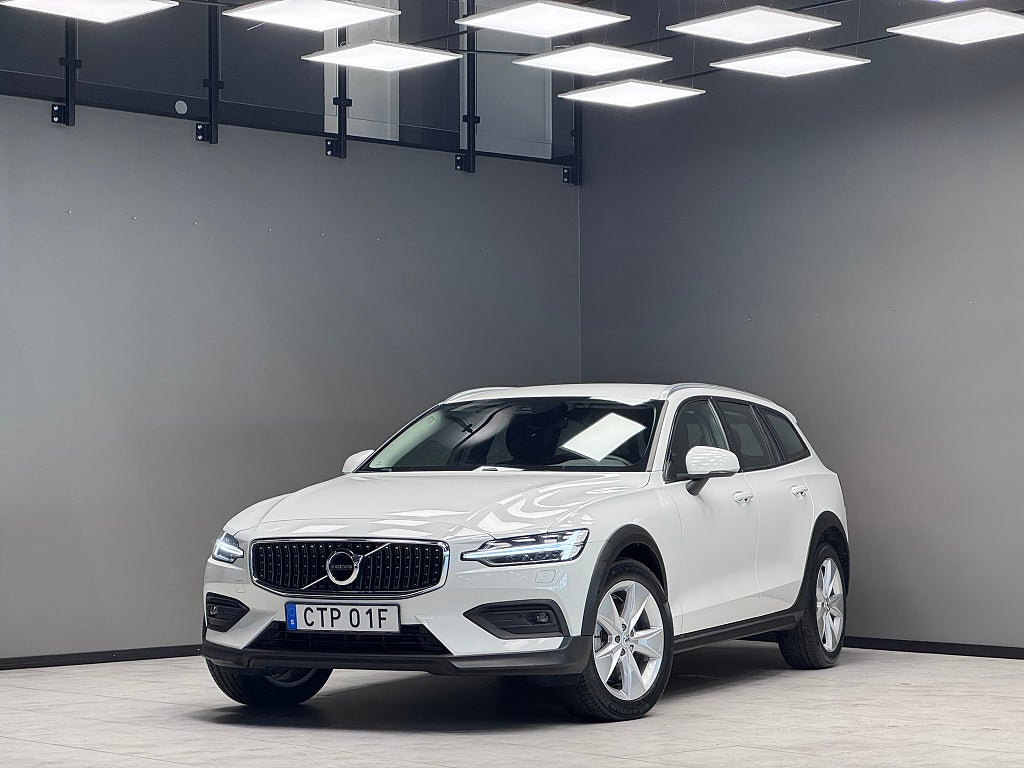 Volvo V60 Cross Country B4 AWD Momentum / B-kamera / Navi