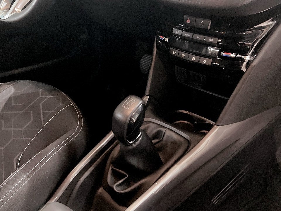 Bild på Peugeot 2008 Active 1.2 PT 82hk - P-SENSORER, DRAG