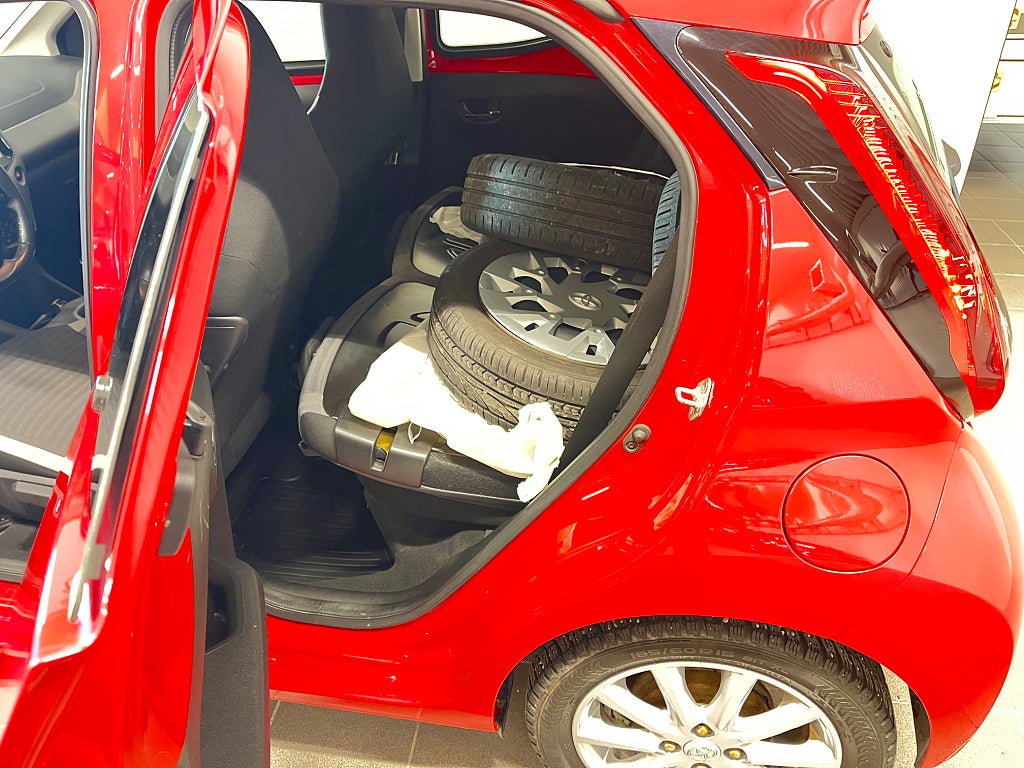 Toyota Aygo 5-dörrar 1.0 VVT-i X-PLAY / Kamera/ CarPlay/ V-hjul thumbnail