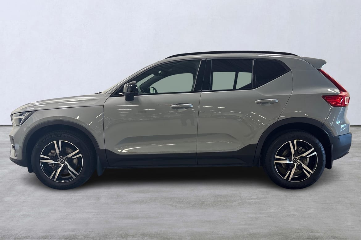 Volvo XC40 B3 FWD Bensin Plus Dark 2025, bild 2/10