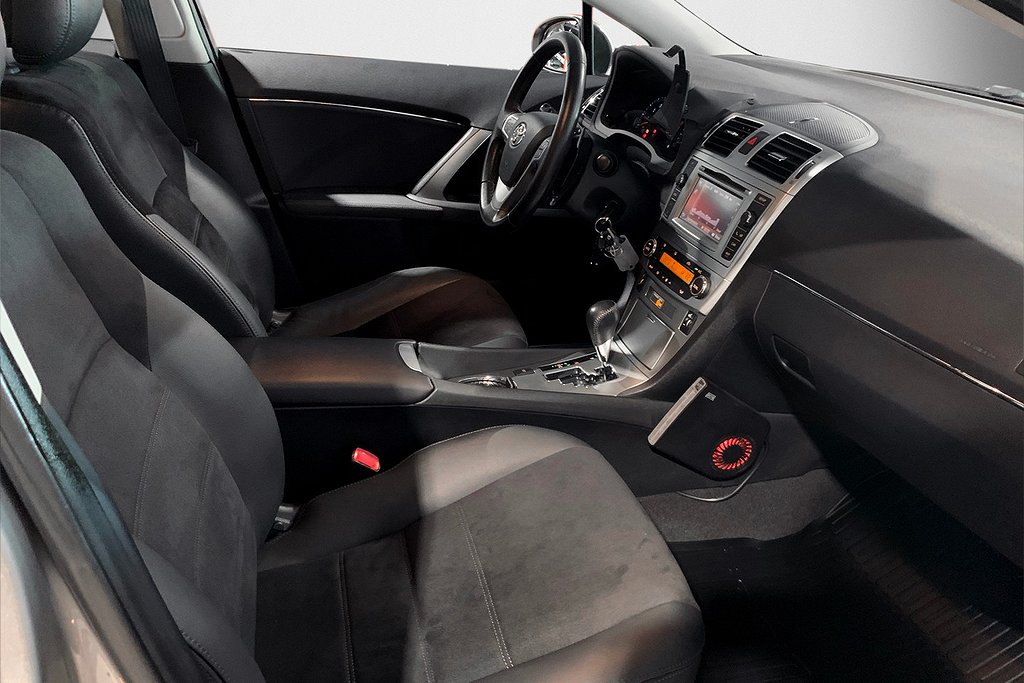 Toyota Avensis 1.8 S Edition 50 |Premium | Låga mil | Drag 2015