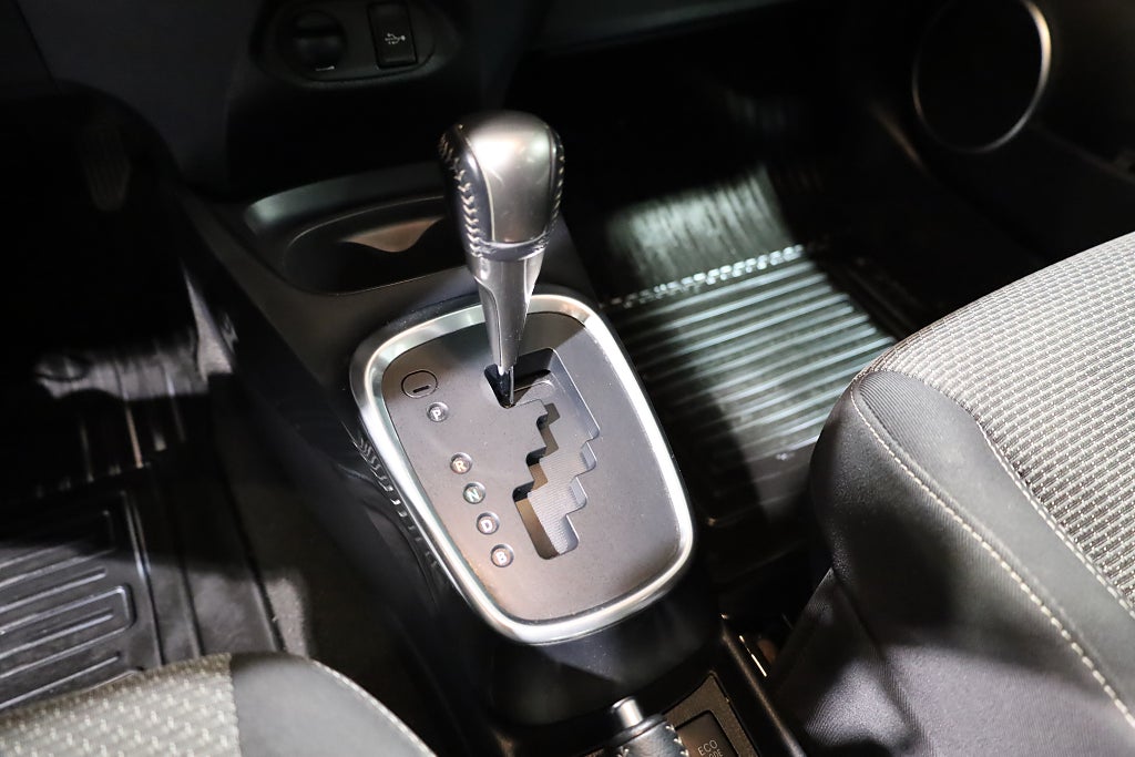 Toyota Yaris Hybrid e-CVT Active Navi Kamera Blåtand M-Värme 2015