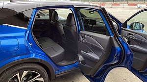 Dörrarna går att öppna i nästan 90 grader