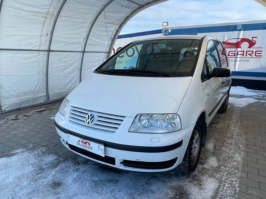Volkswagen Sharan 7-SITS 2.0 Base NYSERV NYKAMREM NYBESIKTAD S+V M-VÄRME
