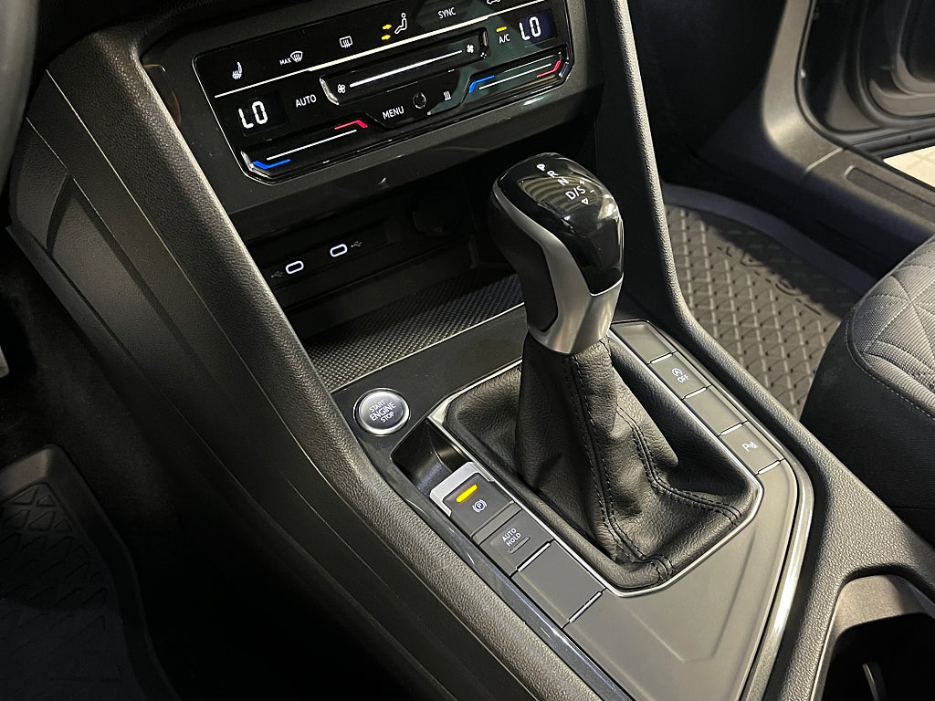 Volkswagen Tiguan 1.5 TSI Aut Adaptiv farth Motorvärmare Dragkrok Carplay bild 17